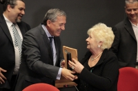 Anna Sofia de Vergottini riceve il premio Salvador Allende conferito alla memoria dell'ambasciatore Tomaso de Vergottini